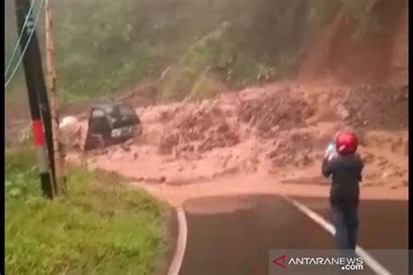 Longsor Tutup Jalan Utama Bandung Garut Arus Lalin Dialihkan