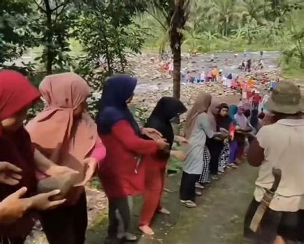 Video Warga Gotong Royong Tangani Longsor Viral Di Media Sosial